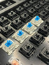 Rij Gateron KS-9 Blue Switches geïnstalleerd in toetsenbord tussen zwarte switches