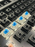 Rij Gateron KS-9 Blue Switches geïnstalleerd in toetsenbord tussen zwarte switches