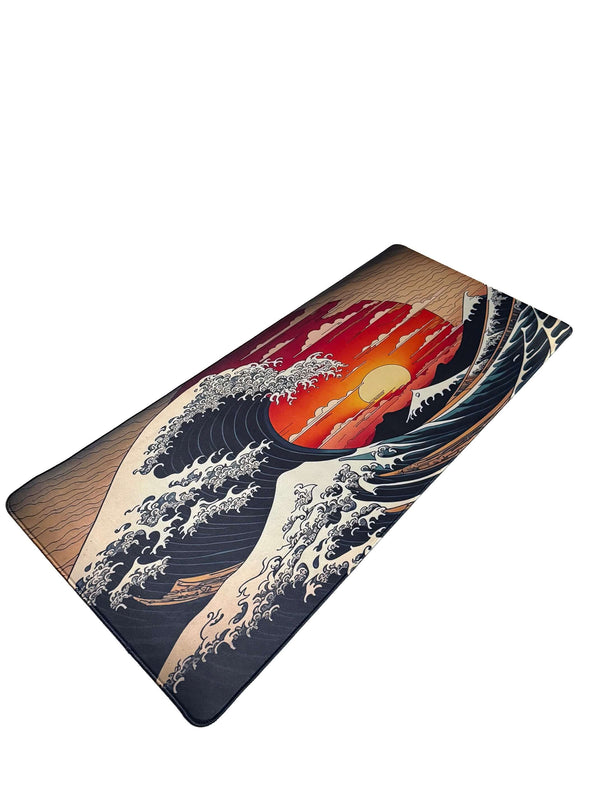 Muismat in XXL-formaat met Japanse golfillustratie geïnspireerd op Hokusai, met vurige zonsondergang en houten boten – ideaal voor een artistieke gaming of werkplek.