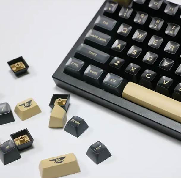 Beige en zwarte keycap set met militaire stijl, geïnstalleerd op een mechanisch toetsenbord, inclusief verwijderde keycaps met kruismontage voor Cherry MX switches.