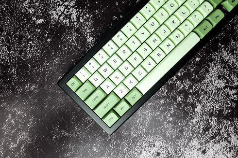 Top view van Matcha keycaps set gemonteerd op compact toetsenbord – pastelgroene afwerking