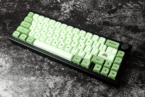 Zijaanzicht van een mechanisch toetsenbord met Matcha XDA keycaps voor een uniforme look