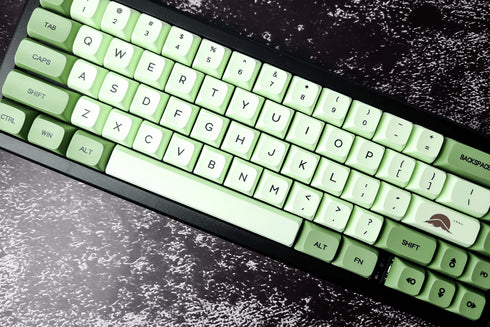 Matcha XDA keycaps op een toetsenbord met donkere behuizing – contrast en rust gecombineerd