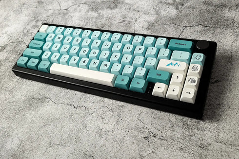 IJsblauwe en witte PBT keycaps op een zwart toetsenbordframe – winterse minimalistische stijl