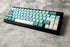 IJsblauwe en witte PBT keycaps op een zwart toetsenbordframe – winterse minimalistische stijl