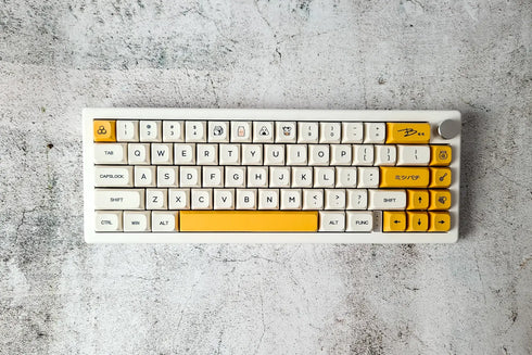Honey Milk keycaps met witte en gele toetsen op een compact mechanisch toetsenbord
