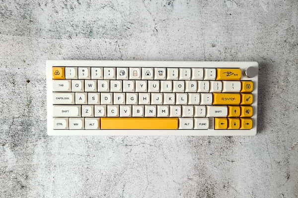 Honey Milk keycaps met witte en gele toetsen op een compact mechanisch toetsenbord