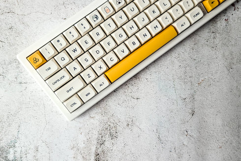 XDA-profiel Honey Milk keycaps met speelse bijeniconen en dye-sublimatie bedrukking