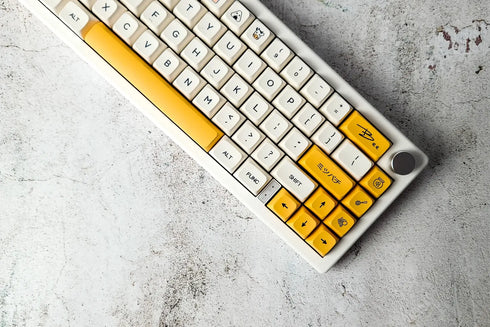 141-delige keycap set in romige melk-wit en honinggeel – vrolijk en stijlvol design