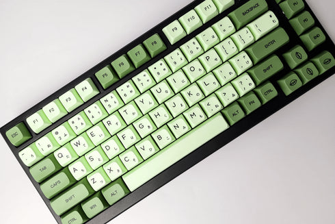 Close-up van kalmerende Matcha groene keycaps, perfect voor een Zen-geïnspireerde werkplek