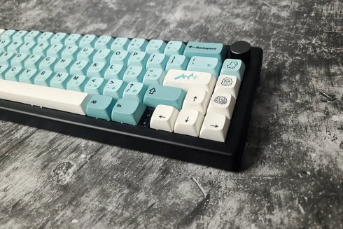 Close-up van dye-subbed Iceberg keycaps met symbooltoetsen en scherpe typografie