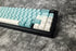Close-up van dye-subbed Iceberg keycaps met symbooltoetsen en scherpe typografie