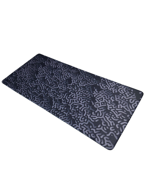 Stijlvolle gaming muismat met donker koraalcircuit-design en antislip basis