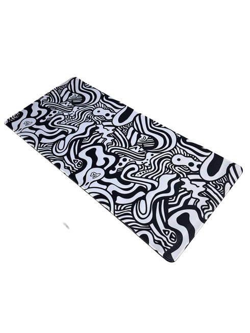 Gaming muismat met geometrisch doolhofmotief in monochroom stijl – formaat 900x400mm