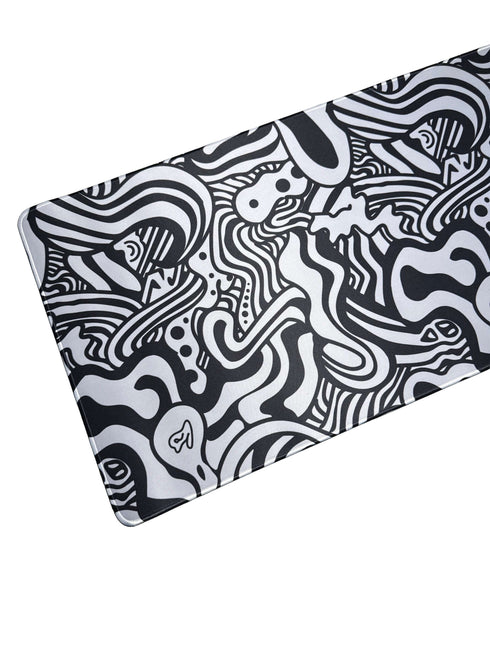 Strakke muismat in zwart-wit met abstract maze ontwerp – antislip en geschikt voor gamers