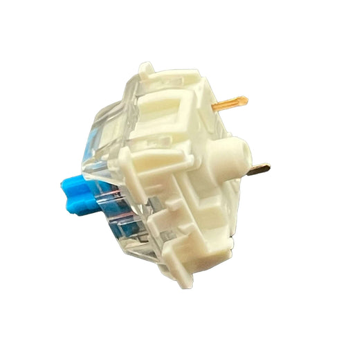 Schuine zijaanzicht van een Gateron KS-9 Blue Switch met blauwe stem en witte behuizing