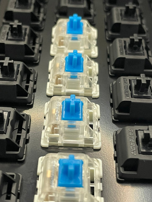 Rij Gateron KS-9 Blue Switches geïnstalleerd in toetsenbord tussen zwarte switches