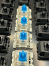 Rij Gateron KS-9 Blue Switches geïnstalleerd in toetsenbord tussen zwarte switches