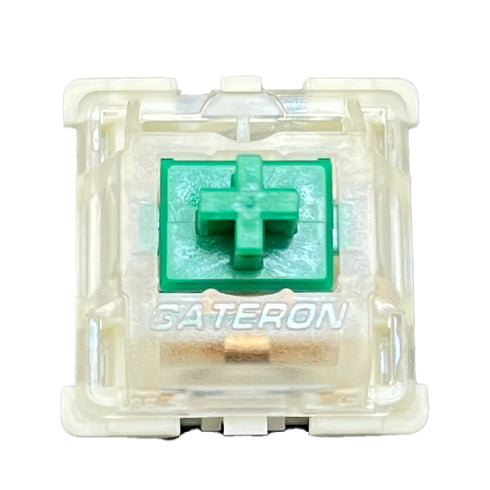 Vooraanzicht van de Gateron KS-9 Green switch met een transparante behuizing en groene stem.