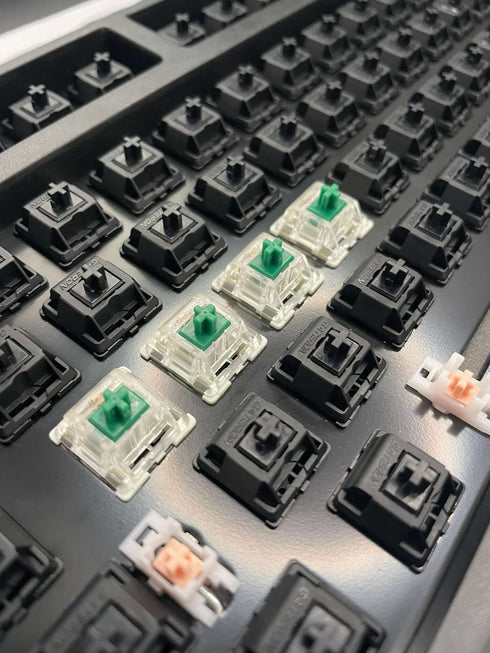 Schuine bovenaanzicht van Gateron KS-9 Green switches geïnstalleerd op een toetsenbord.