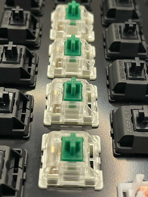 Gateron KS-9 Green switches gemonteerd op een toetsenbord tussen andere zwarte switches.