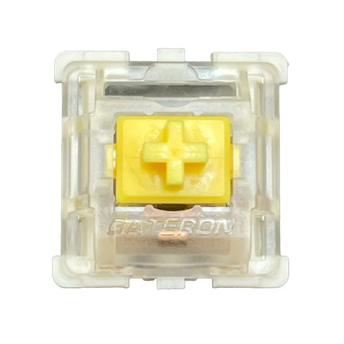 Close-up van Gateron KS-9 Yellow switch met gele stem en transparante behuizing
