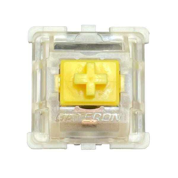 Close-up van Gateron KS-9 Yellow switch met gele stem en transparante behuizing