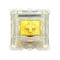 Close-up van Gateron KS-9 Yellow switch met gele stem en transparante behuizing