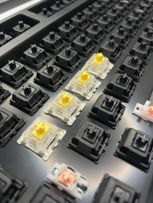 Gateron KS-9 Yellow switches op een toetsenbord, onder hoek gefotografeerd