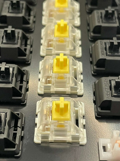 Rij Gateron KS-9 Yellow switches op een toetsenbord, van bovenaf bekeken