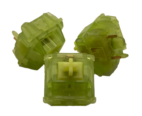 Drie Gateron Luciola switches met doorschijnende lichtgroene behuizing – tactiele RGB-compatibele switches