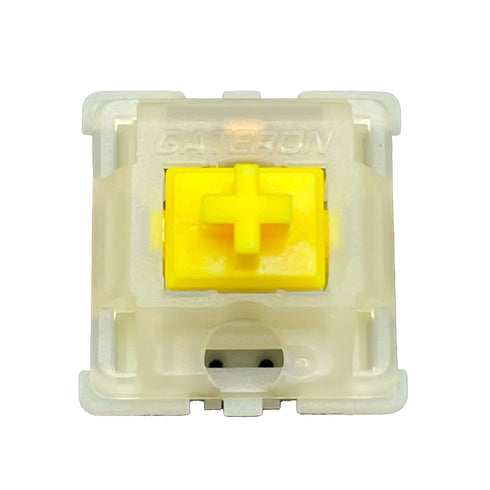 Bovenaanzicht van een Gateron Milky Yellow Pro V2 switch met gele stem en melkachtig huis