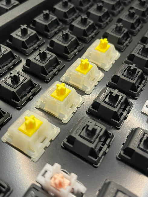 Gateron Milky Yellow Pro V2 switches onder hoek gefotografeerd in een toetsenbord opbouw