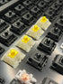 Gateron Milky Yellow Pro V2 switches onder hoek gefotografeerd in een toetsenbord opbouw