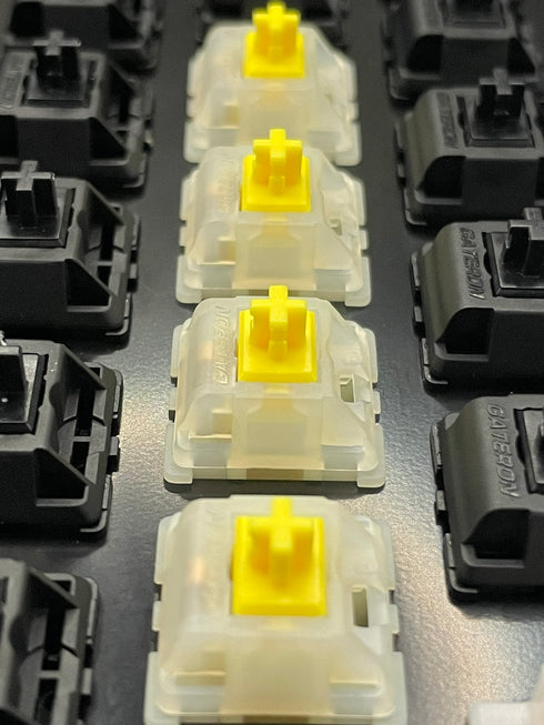 Gateron Milky Yellow Pro V2 switches geïnstalleerd op een toetsenbord, verticaal uitgelijnd