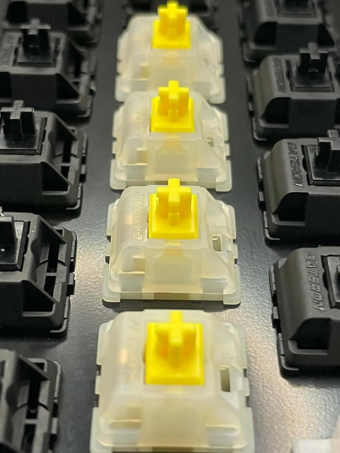 Gateron Milky Yellow Pro V2 switches geïnstalleerd op een toetsenbord, verticaal uitgelijnd