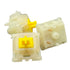 Drie losse Gateron Milky Yellow Pro V2 switches van dichtbij gefotografeerd