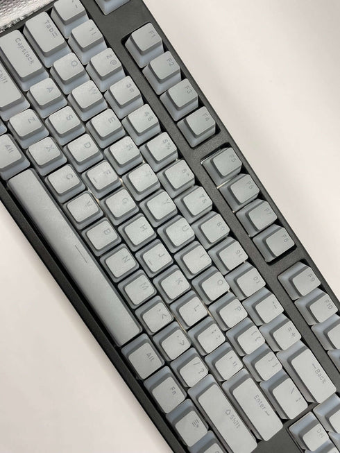 Grijze pudding keycaps op mechanisch toetsenbord met OEM-profiel – QWERTY-indeling
