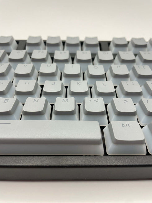 Grijze pudding keycaps op mechanisch toetsenbord met OEM-profiel – QWERTY-indeling