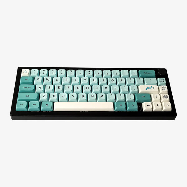 Iceberg keycaps set in ijzige blauw-witte tinten op een compact mechanisch toetsenbord