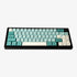 Iceberg keycaps set in ijzige blauw-witte tinten op een compact mechanisch toetsenbord