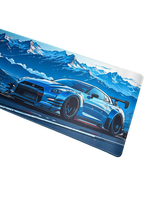 Gaming muismat met Japanse driftwagen en natuurscène – antislip en extra groot formaat