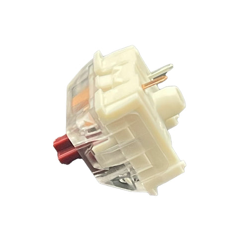 Schuine zijaanzicht van de Kailh Speed Coppery switch met helder bovenkapje en rode stem.