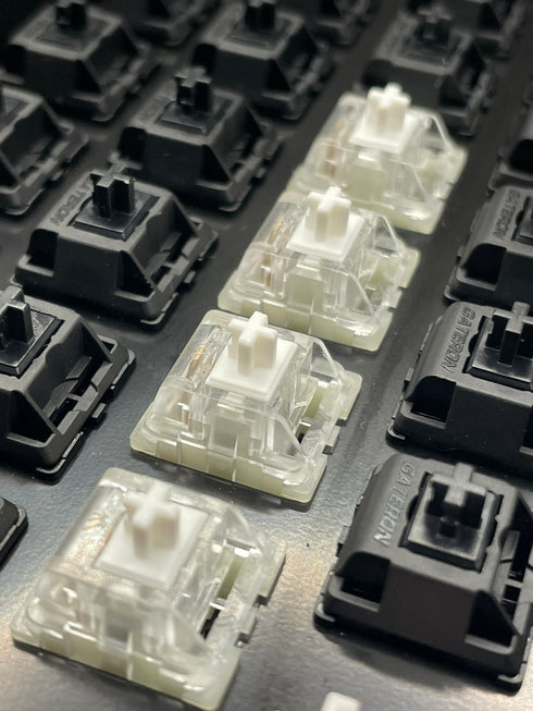 KTT Kang White V3 switches in een diagonale rij gemonteerd op toetsenbord tussen Gateron switches