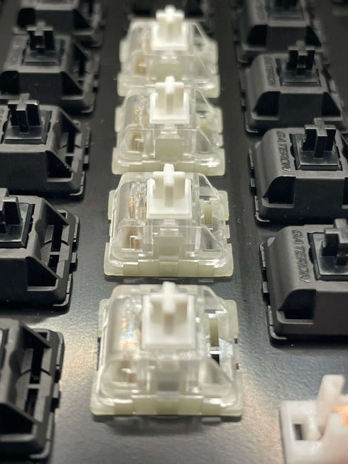 KTT Kang White V3 switches geïnstalleerd op toetsenbord – wit met transparante bovenkant
