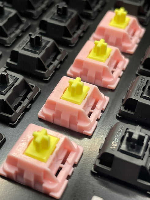 KTT Peach switches geïnstalleerd in rij naast zwarte switches