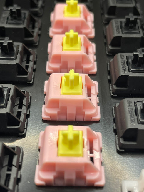 Bovenaanzicht rij van KTT Peach switches met perzikkleurige behuizing