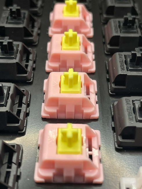 Bovenaanzicht rij van KTT Peach switches met perzikkleurige behuizing