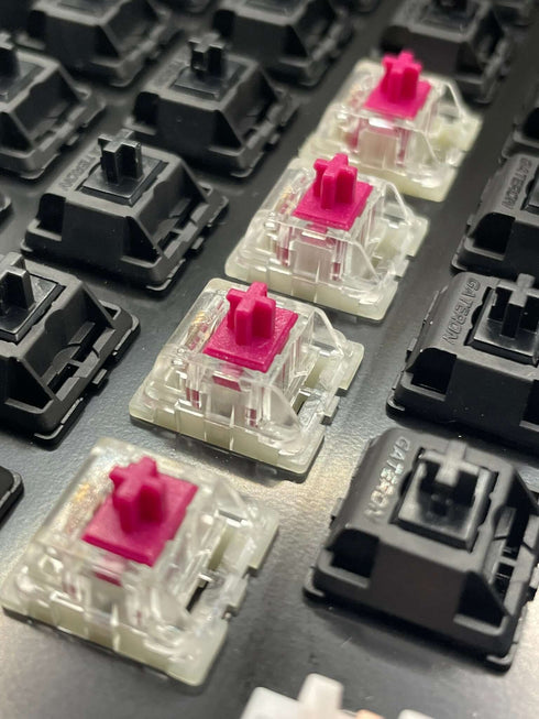 Geïnstalleerde KTT Red Wine switches in een toetsenbord naast Gateron switches – zijaanzicht