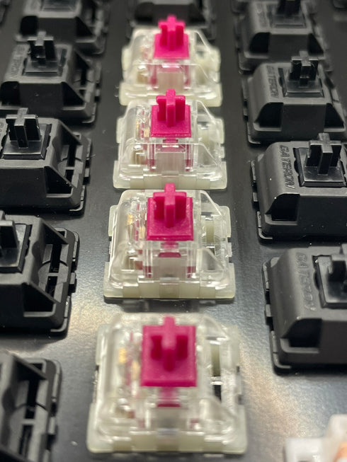 Bovenaanzicht van KTT Red Wine switches gemonteerd in een toetsenbord – roze stem centraal